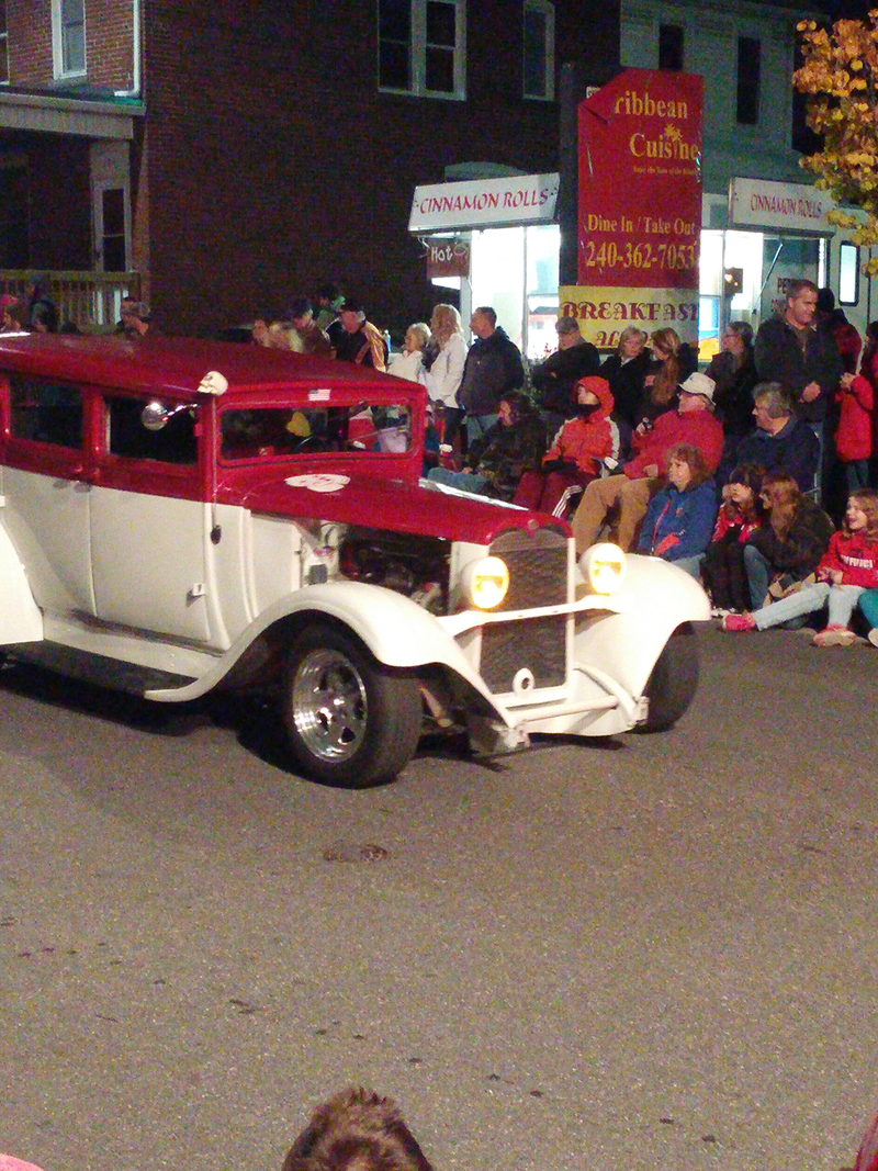 Illustration for article titled Halloween Parade Car Show Photodump